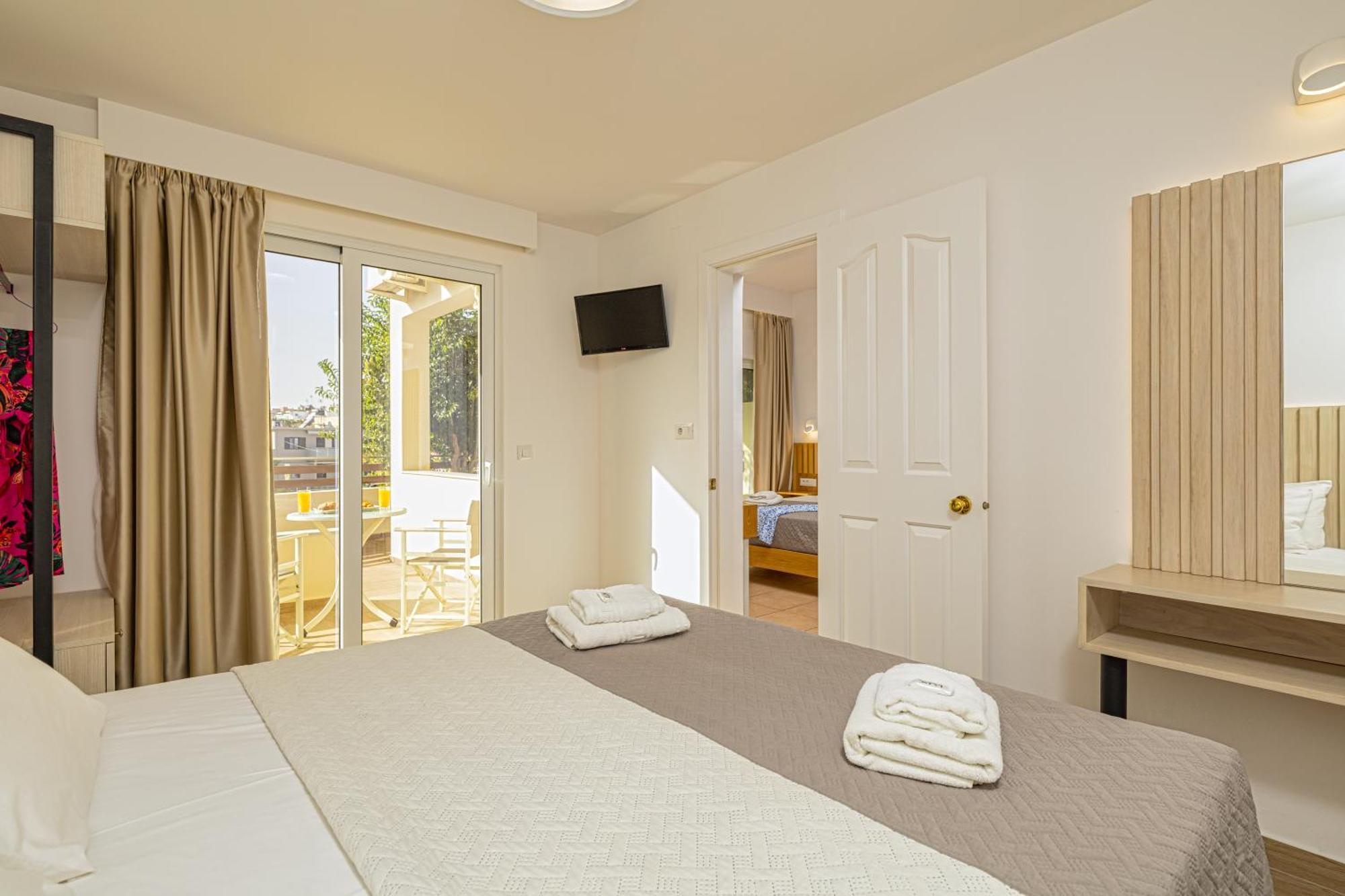 Theos Village Apartments Като Дарацо Екстериор снимка