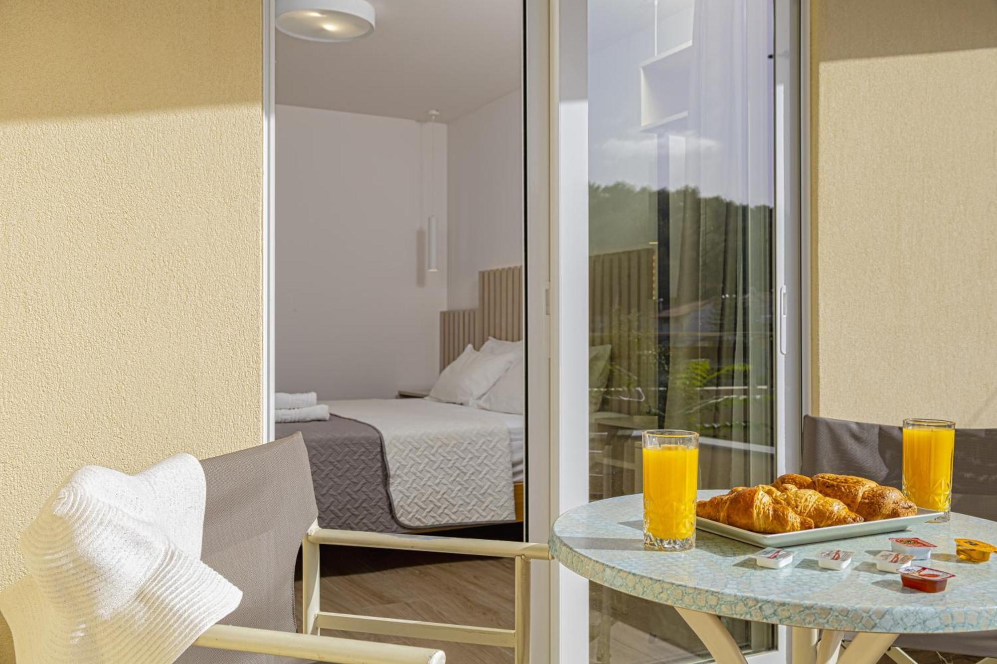 Theos Village Apartments Като Дарацо Екстериор снимка
