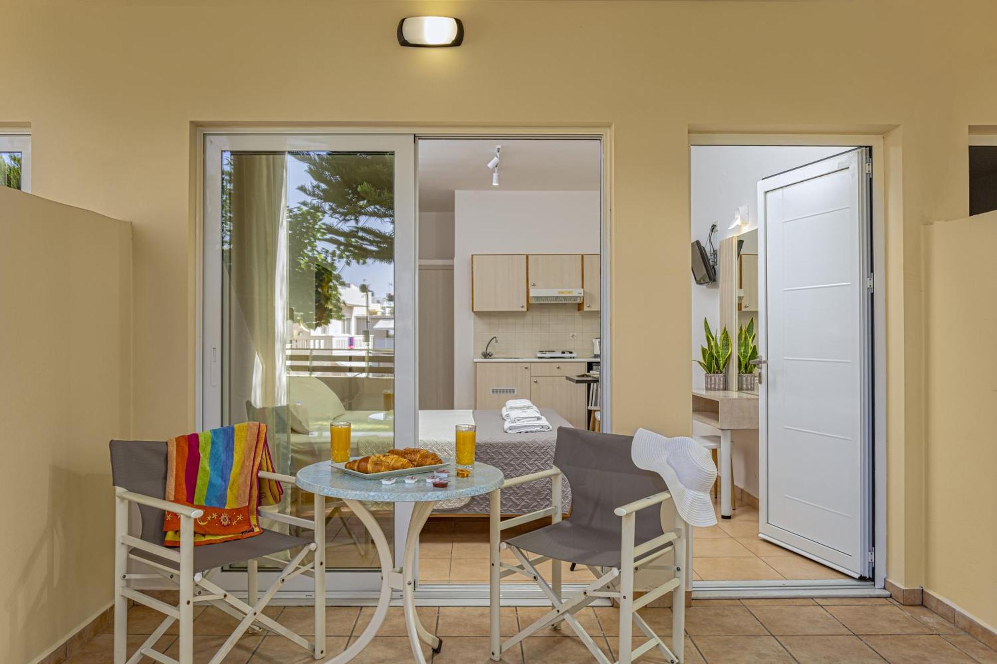 Theos Village Apartments Като Дарацо Екстериор снимка
